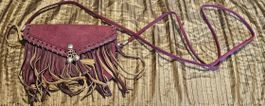 Sac à bandoulière bordeaux et franges, style bohème chic