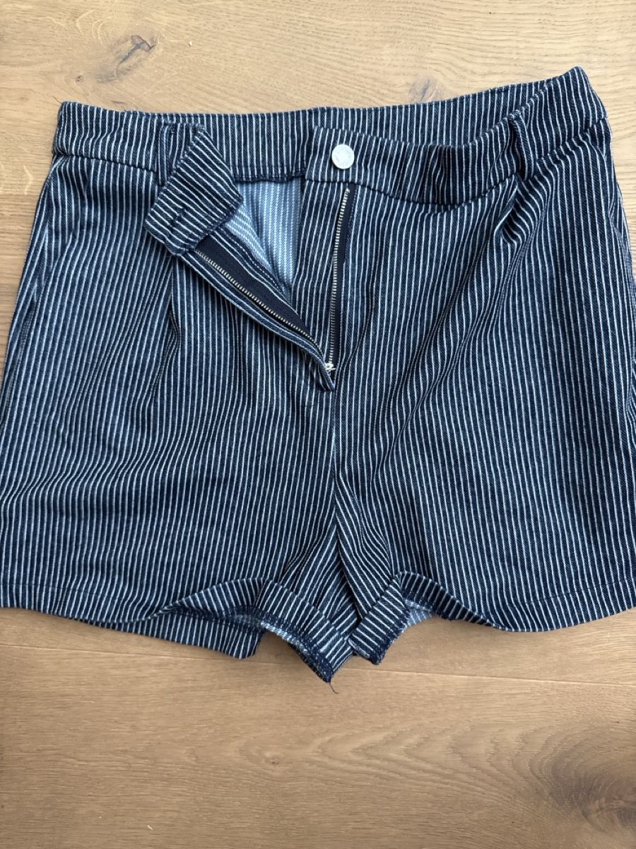Pantalons: Kurze Hosen – Neuf (Voir description) à Schiers par lyn_w7pp