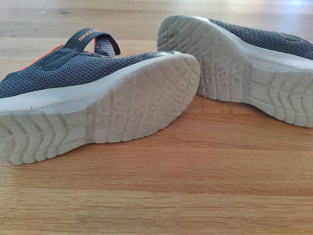 Chaussures garçon: Kinder Turnschuhe Gr34 – D'occasion à Sempach par PascalZelli