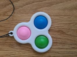 Simple Dimple Fidget Spielzeug dreifarbig 5 cm 