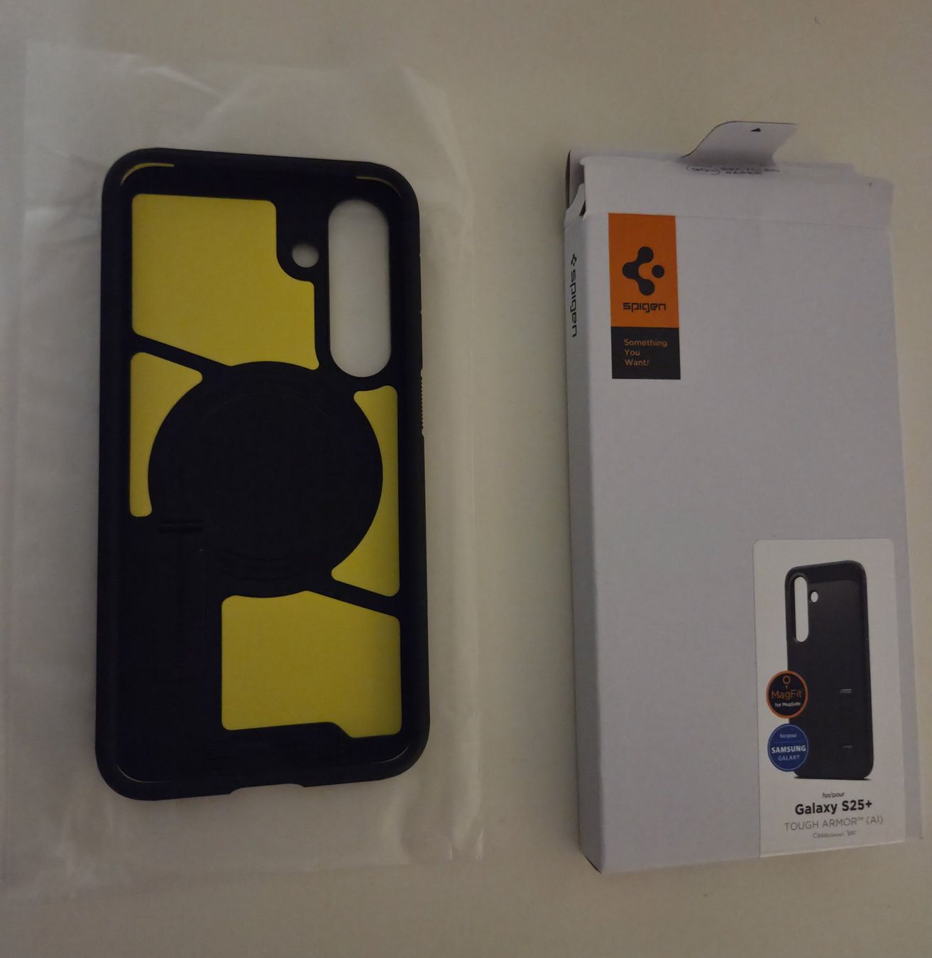 Spigen Covers & Schutzfolien: SPIGEN Tough Armor Case & Wireless Fast Charging Station – Gebraucht aus Büren an der Aare von Tomena0214 5