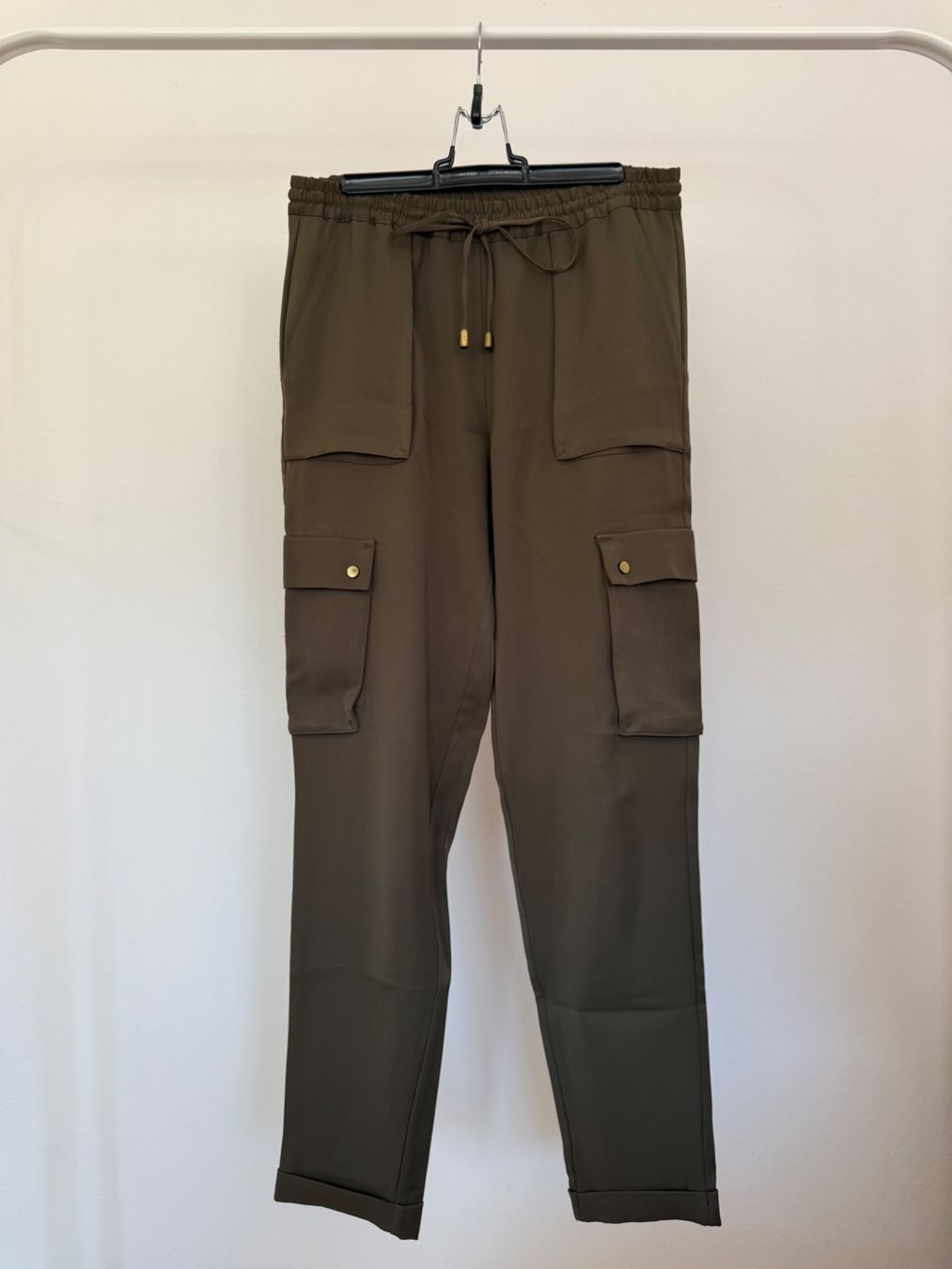 H&M Hosen: Khakifarbene Cargohose, Gr. 34 – Gebraucht aus Kriens von MeinKleiderschrank