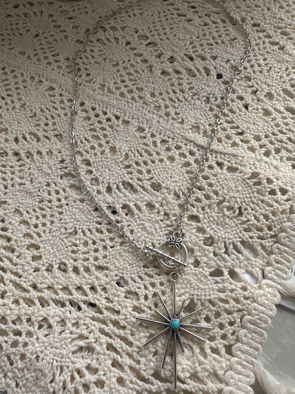 Catenine: Silver Tone Starburst Pendant Necklace, Toggle Clasp – Nuovo (secondo la descrizione) da Bouveret venduto da dou_g8q7 6