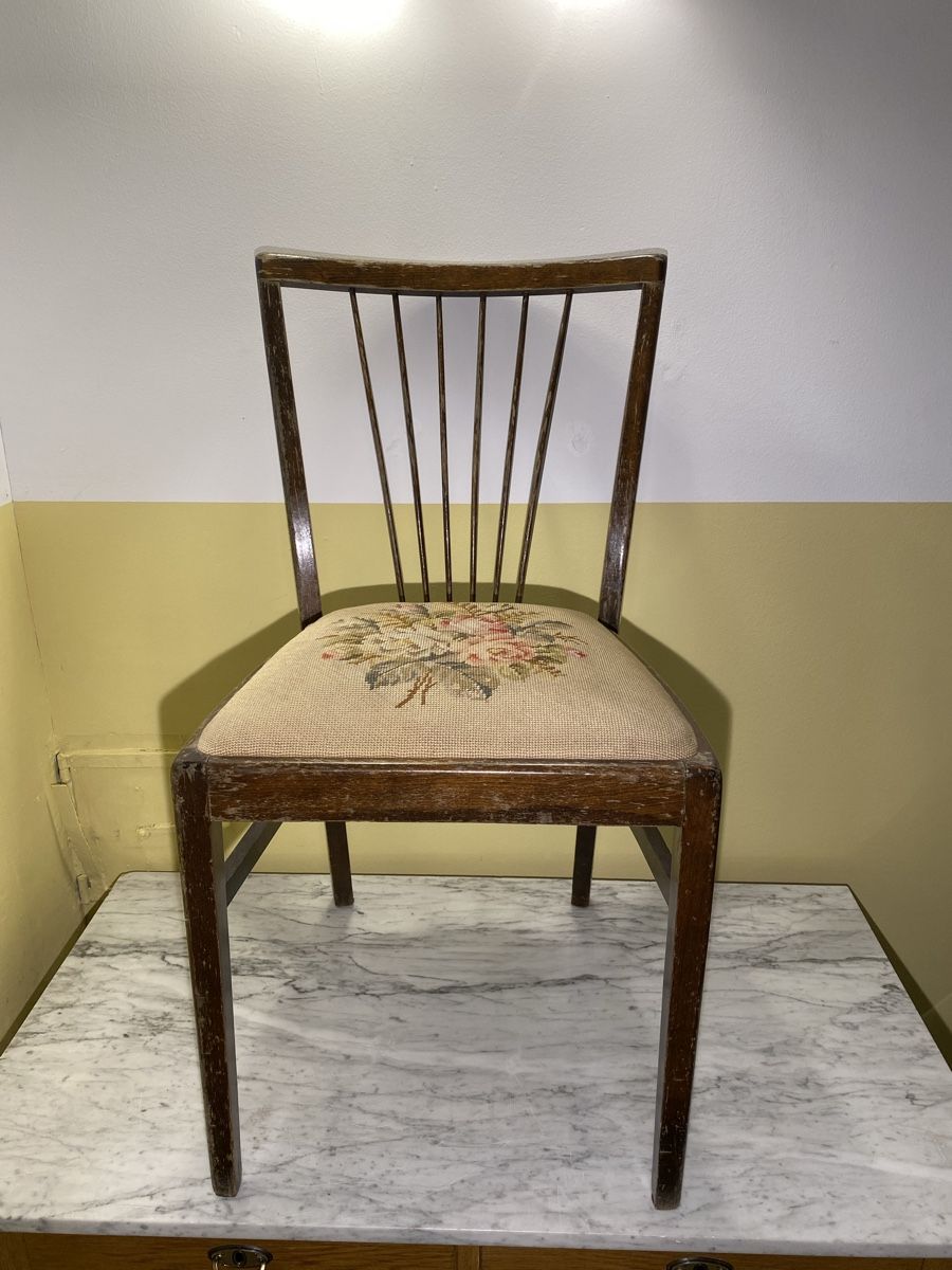 Chaises: Vintage Holzstuhl mit gesticktem Rosenmuster – D'occasion à Zürich par henihan