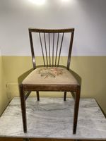 Vintage Holzstuhl mit gesticktem Rosenmuster
