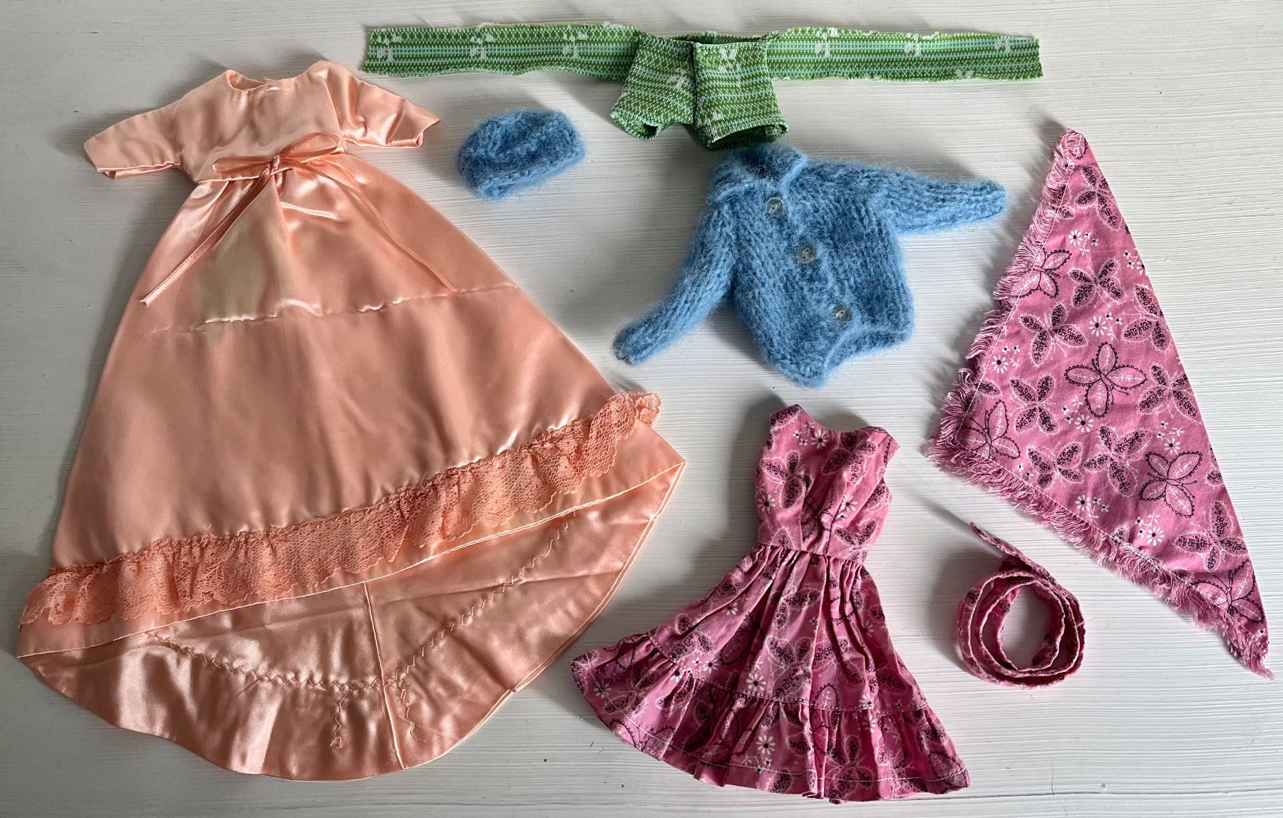 Bambole: 3 outfit per Barbie – Usato da Breganzona venduto da mas_tv72 2