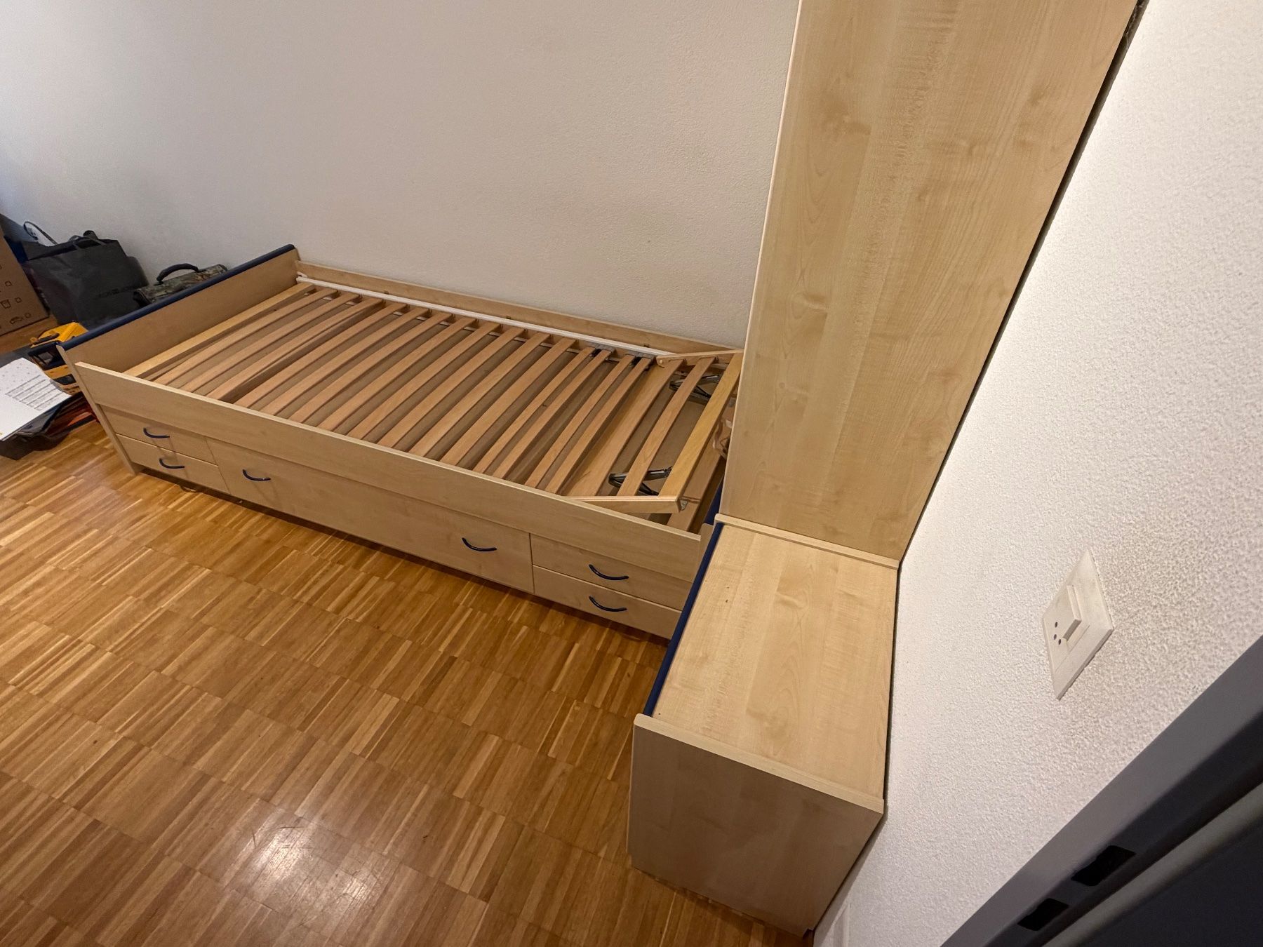 Livique Betten: Bett mit Kopfschrank und Nachttisch – Gebraucht aus Kestenholz von Oliiiii 1
