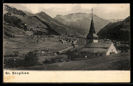 AK St. Stephan, Ort und Kirche mit Bergkulisse