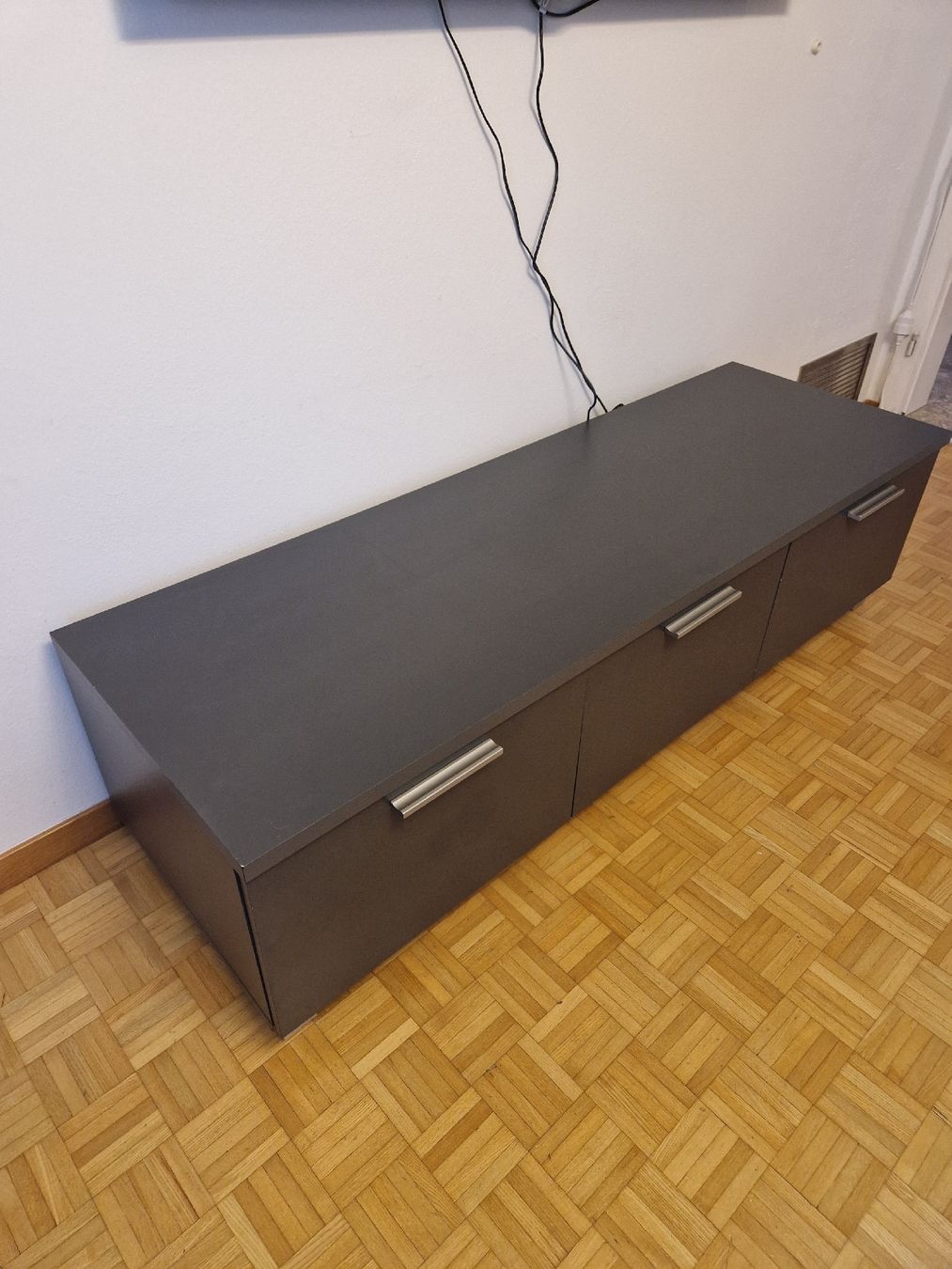 Mobili TV: TV-Lowboard dunkelgrau mit drei Fronten  – Usato da Bäretswil venduto da alc_5c6l 2