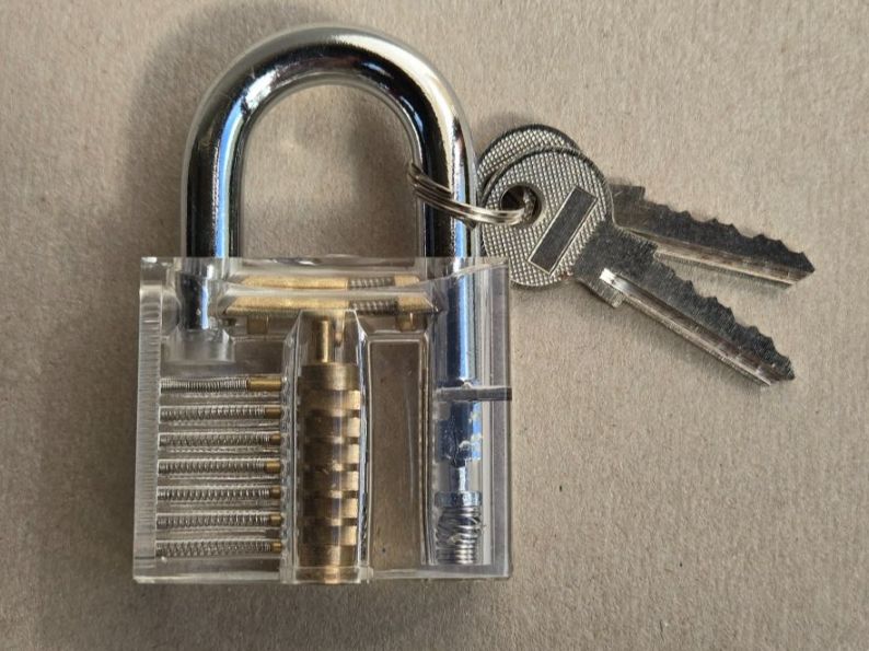 Lucchetti: Lockpicking Übungsschloss transparent inkl. 2 Schlüssel – Nuovo (secondo la descrizione) da Hunzenschwil venduto da Fluz