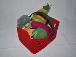 Spielkorb mit Stoff-Lebensmitteln: Gemüse, Fisch, Wurst, ...