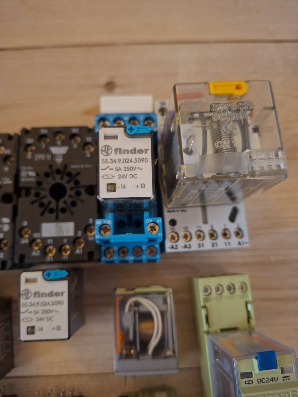 Elektronikbauteile: Diverse Steckrelais 24V – Gebraucht aus Emmenmatt von BitHeater 1
