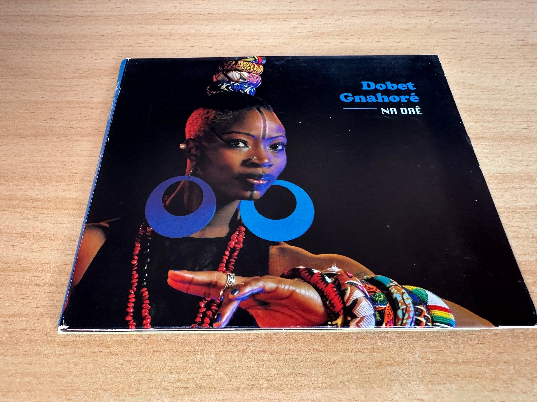 CD: Dobet Gnahoré – Na Drê – Usato da Rikon im Tösstal venduto da Alpenmutz