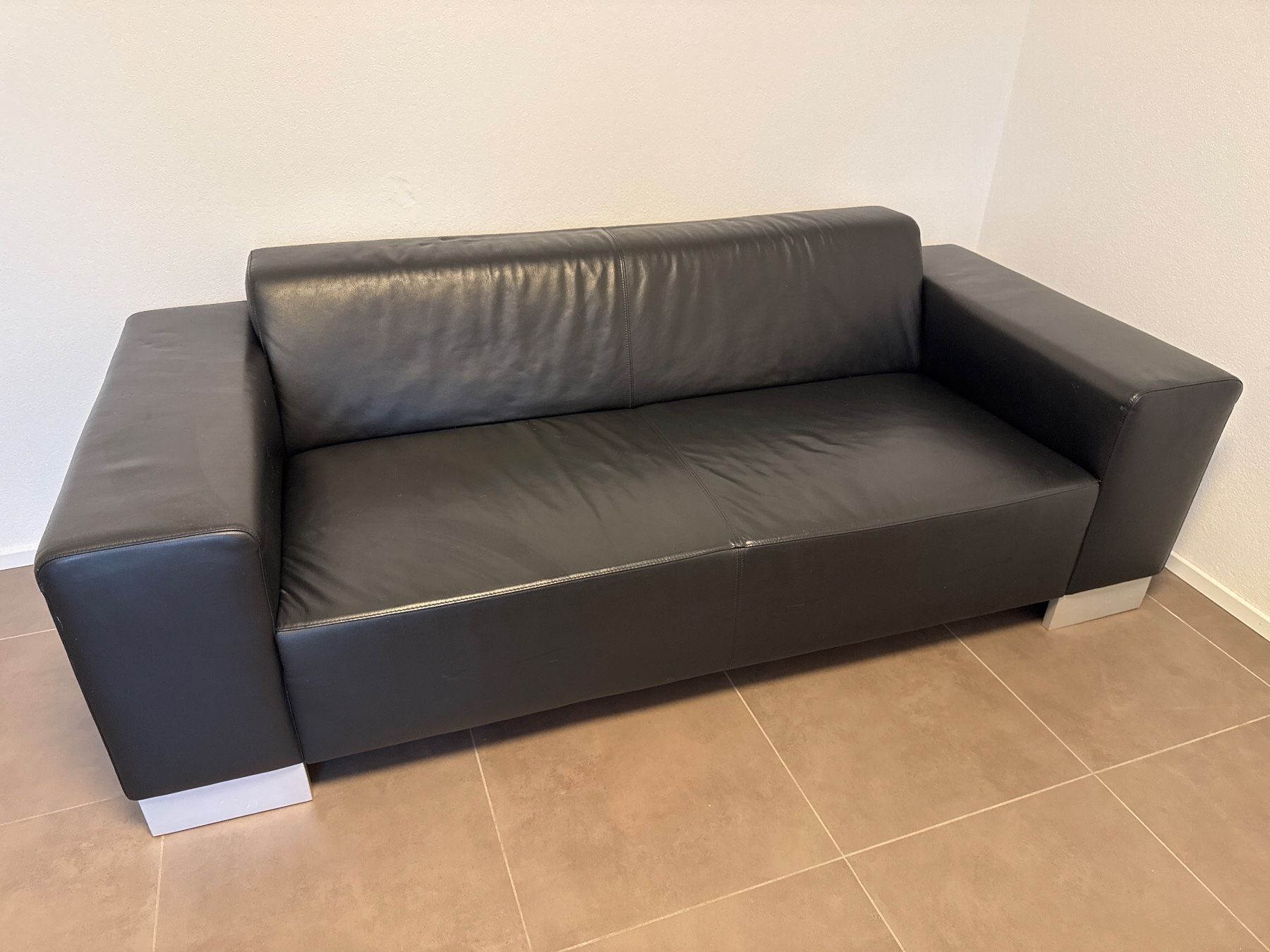 Interio Divani: Designer Sofa Echtleder schwarz – Usato da Zofingen venduto da reevb