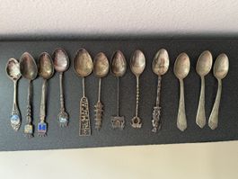 Set von 12 verschiedenen Sammlerlöffeln, Vintage