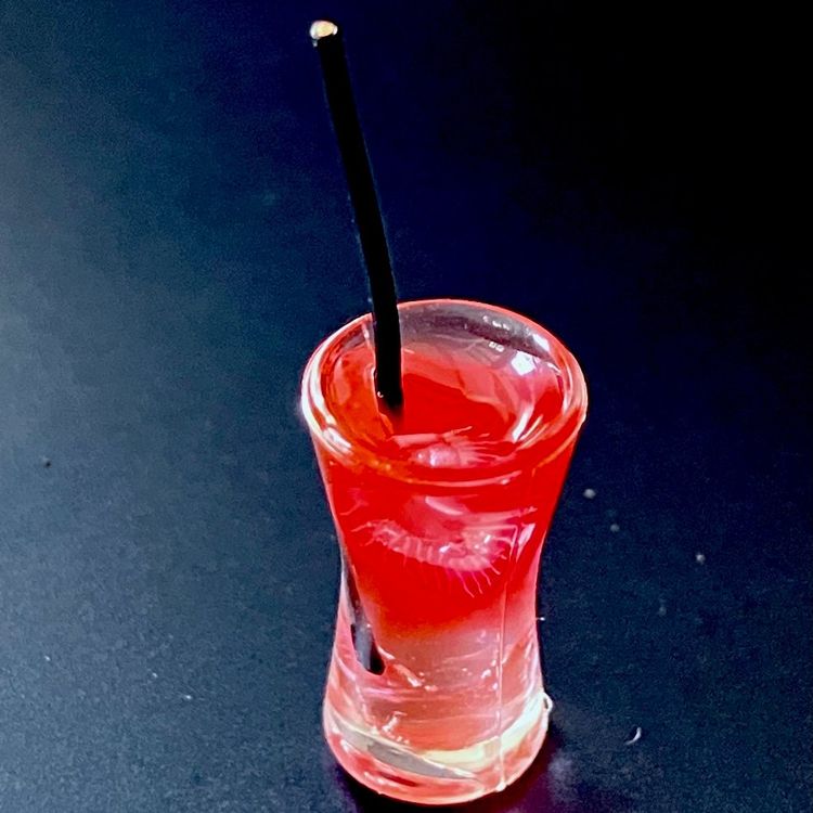 Erdbeerdrink mit Eiswürfeln und Trinkhalm für Puppenstuben. (Neu ...