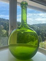 Hohe schwere Glas Flasche Vase leuchtend grün