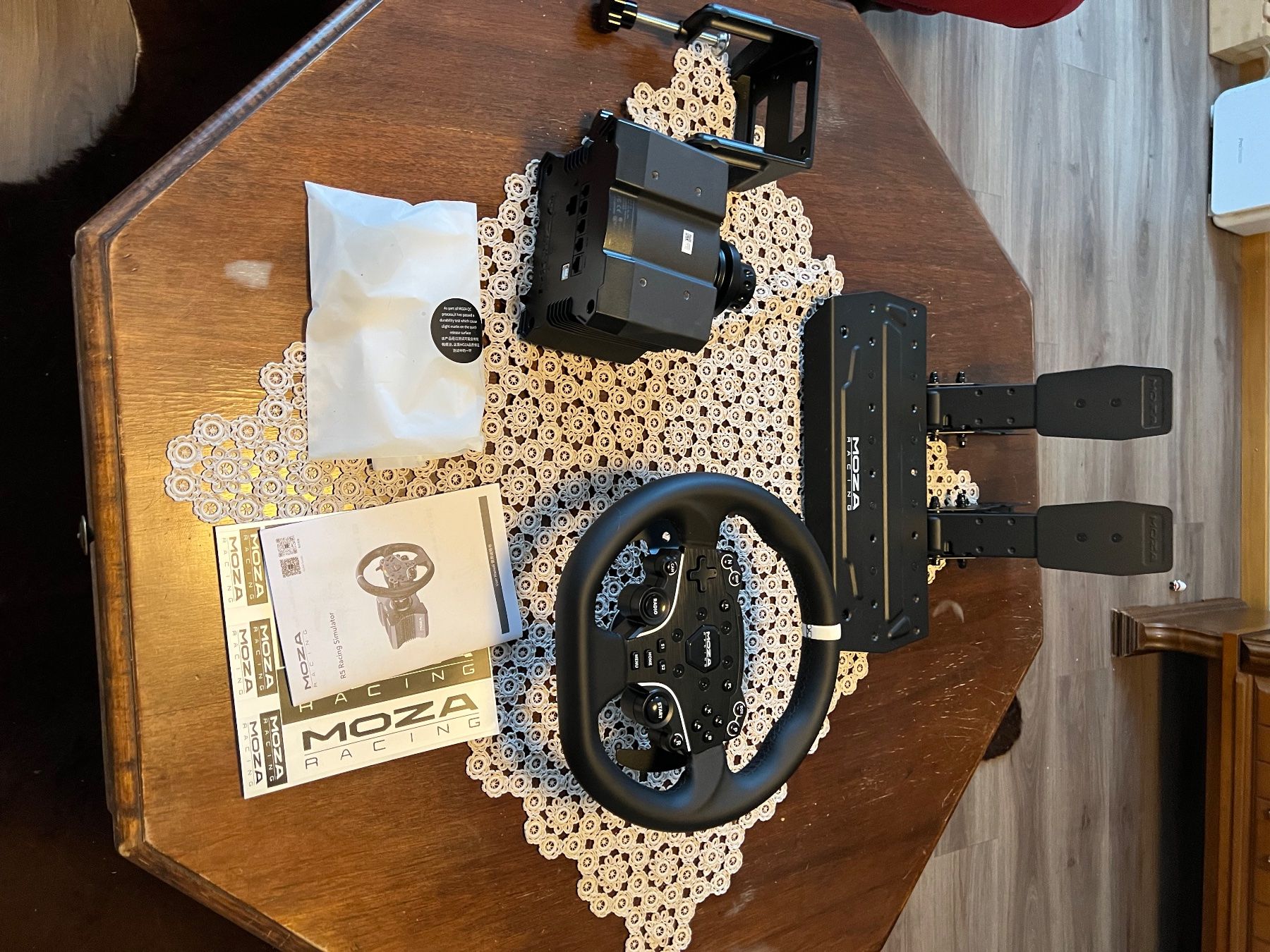 Moza Racing Manettes: MOZA R5 Racing Simulator Lenkrad und Pedalset – D'occasion à Herisau par joa_f6z7