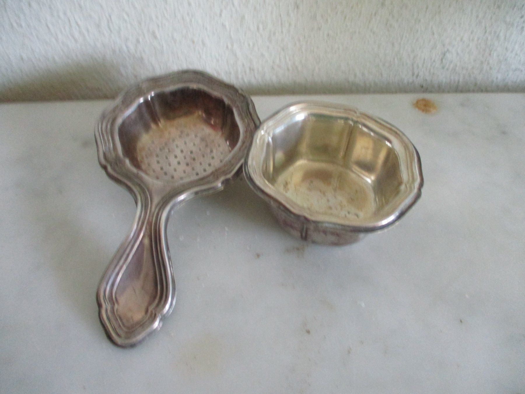 Set di piatti: Teesieb mit Schälchen versilbert Passoire à thé argenté – Usato da Marly venduto da Rolmax 8