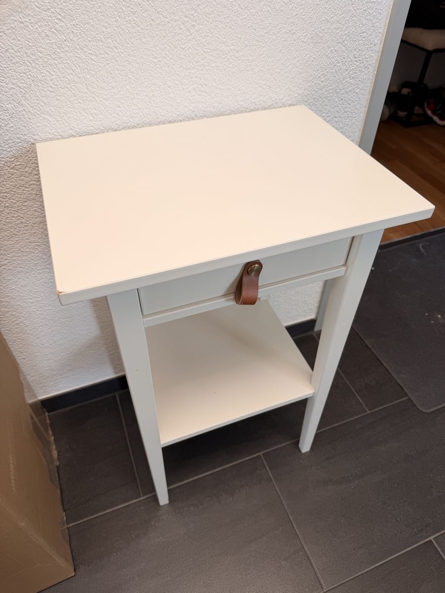 Ikea Comodini: Weisses Nachttischli / Tischli mit Schublade, – Usato da Staufen venduto da J.sant 2