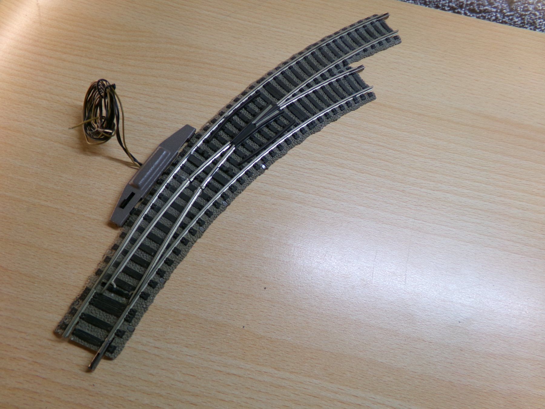 Fleischmann Modellini di ferrovie: Fleischmann H0 Profigleis Bogenweiche rechts 6142 mit Antrie – Usato da Hombrechtikon venduto da Se9