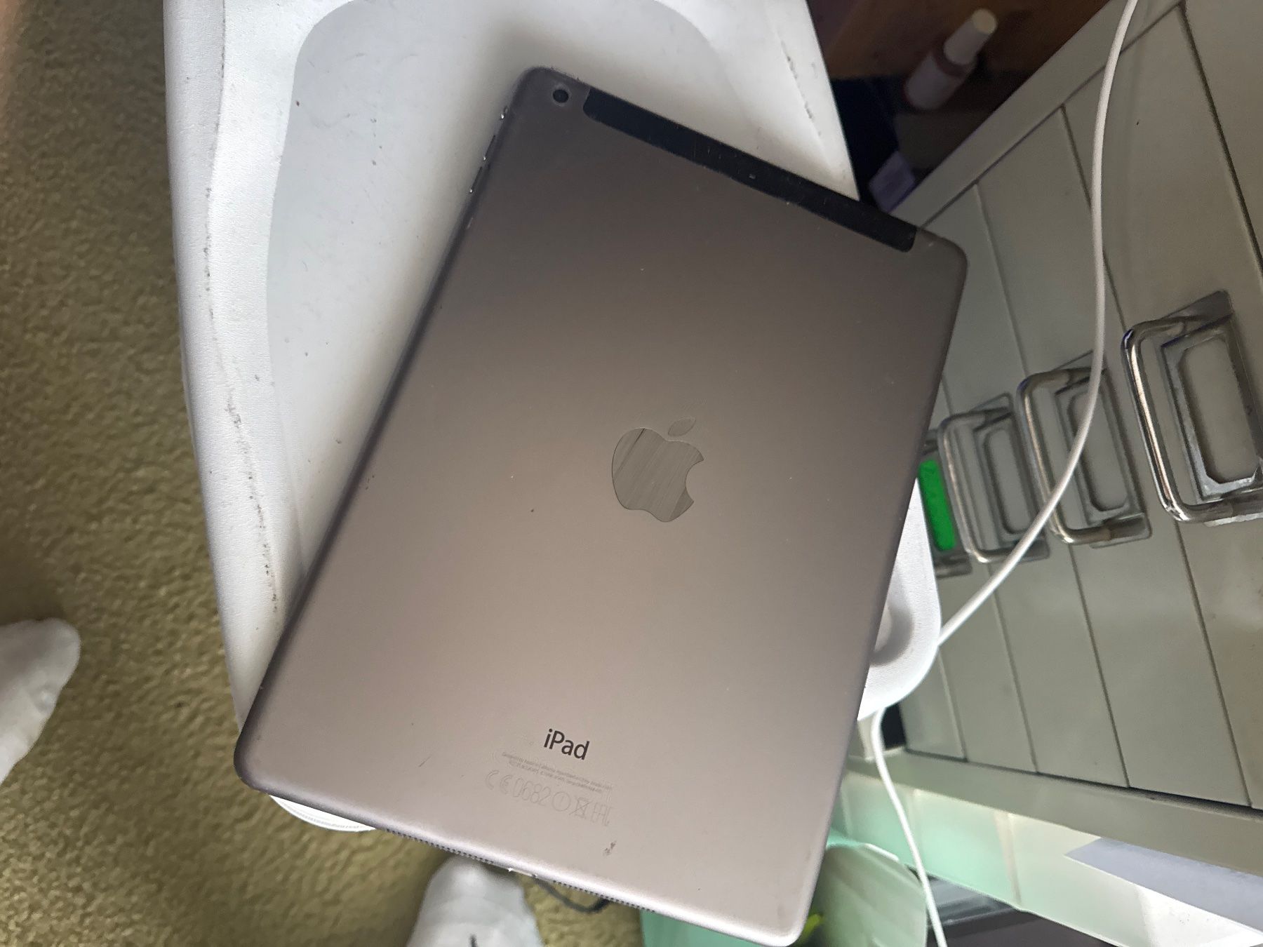 Apple Tablet PC: Ipad Air - A1475 - icloude - Display gut!!! – Difettoso da Olten venduto da HoYa01