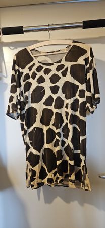 Sommerliches Shirt mit speziellem Muster, Grösse M/L