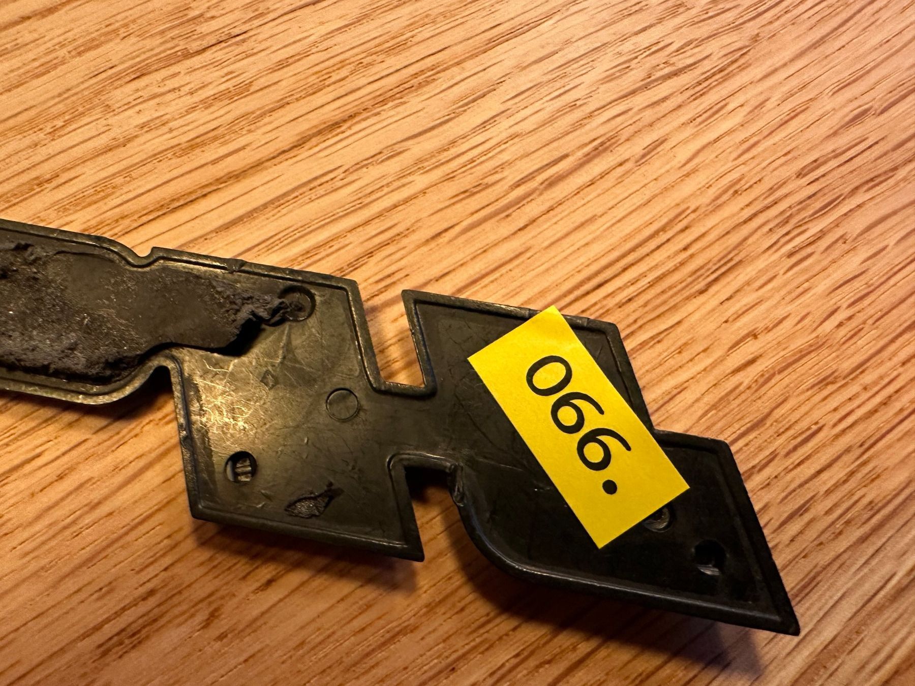 VW Tutti pezzi di ricambio auto: VW Golf Emblem – Usato da Alpnachstad venduto da Rucksack10 1
