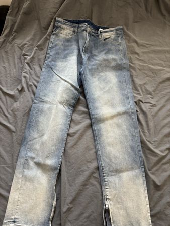 jeans avec ouverture en bas