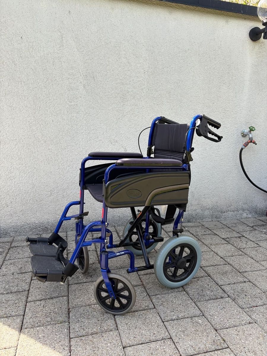 Chaises roulantes: Reiserollstuhl  – D'occasion à Steffisburg par cobra_1111