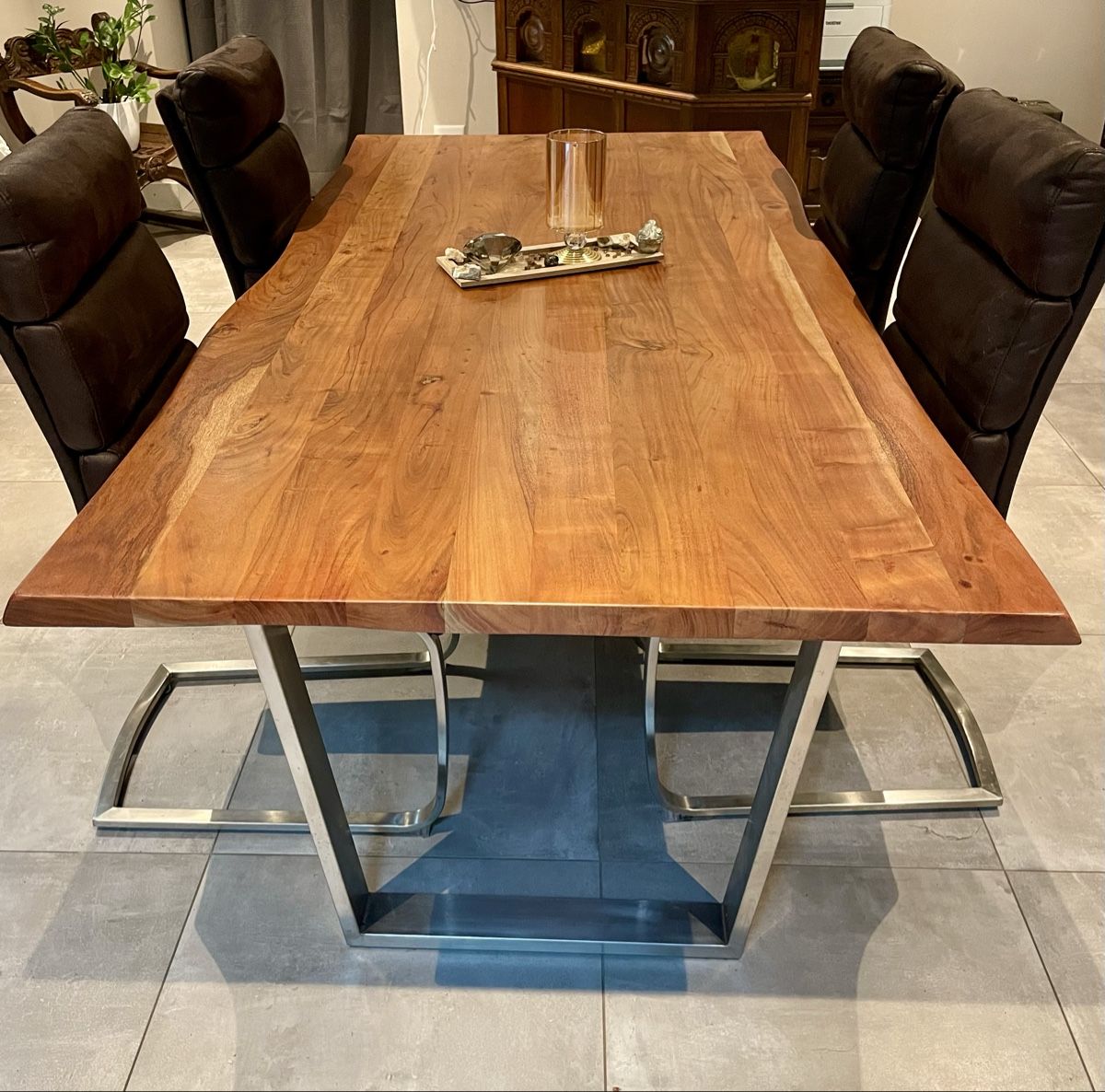 Tavoli: Massiver Akazien-Designertisch mit Baumkante – Usato da Schlossrued venduto da BeautifulMelody