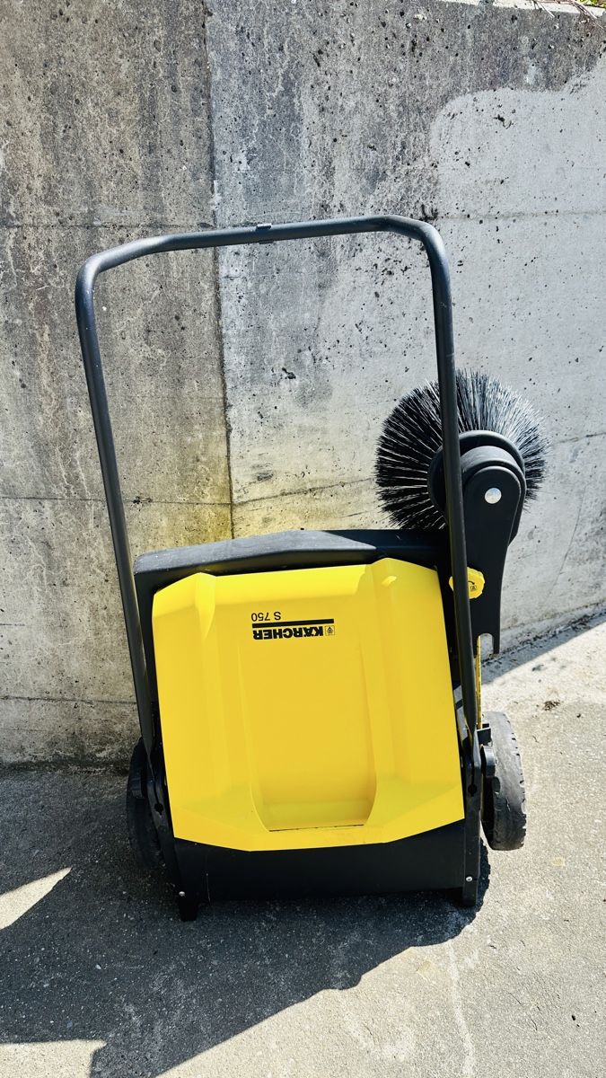 Kärcher Tutte le macchine: Kärcher Kehrmaschine S750 – Usato da Orpund venduto da Catangle