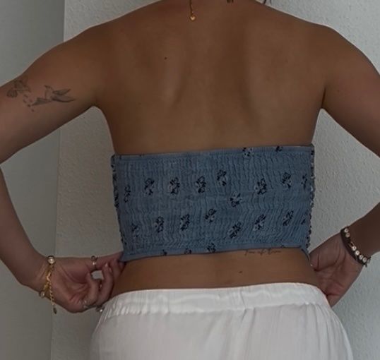 Stradivarius Top: Blaues Dreieck Top – Usato da Embrach venduto da sel_tm6y 1