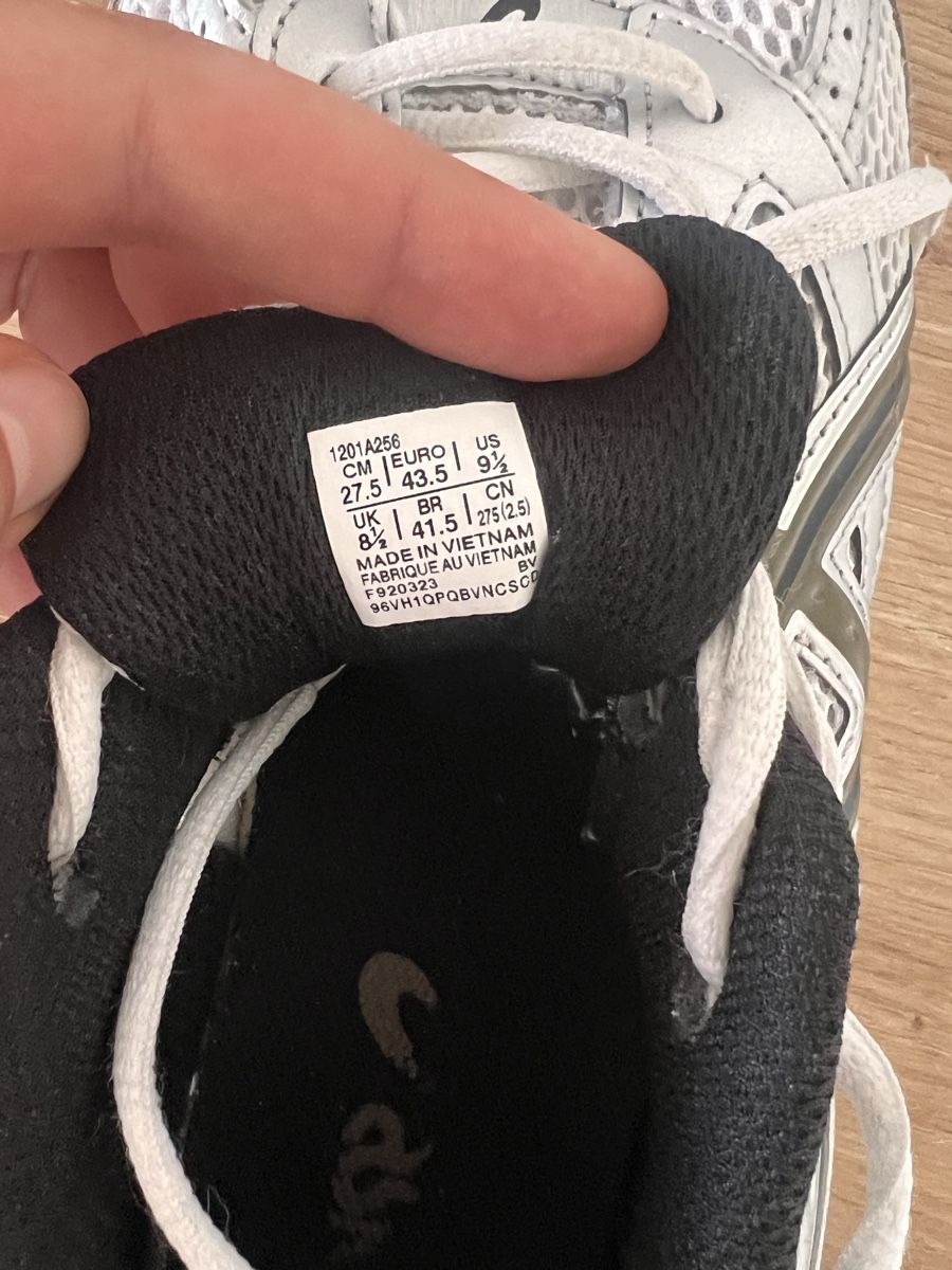 Asics Scarpe da uomo: Asics Sportschuhe silber Grösse 43.5 – Usato da Jona venduto da ste_9pv9 2