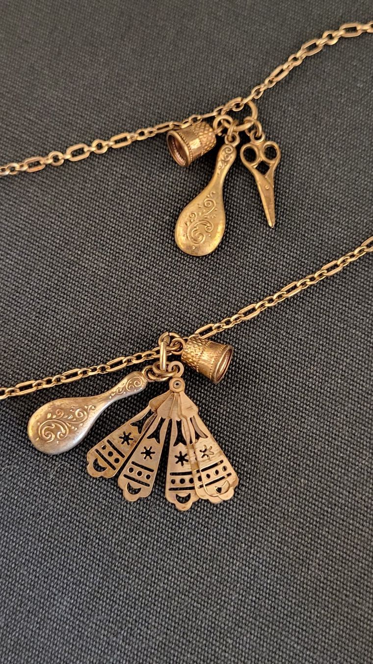 Autres accessoires pour montres: Uhren-Kette mit Anhängern und Schieber – D'occasion à Basel par spinne02 2