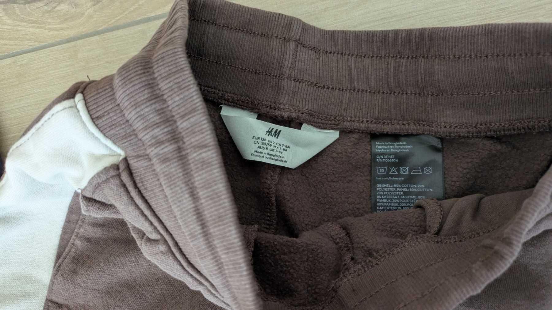 Pantalons: 2 Trainerhosen Gr. 122 & 128 – D'occasion à Staufen par Fleby84 2