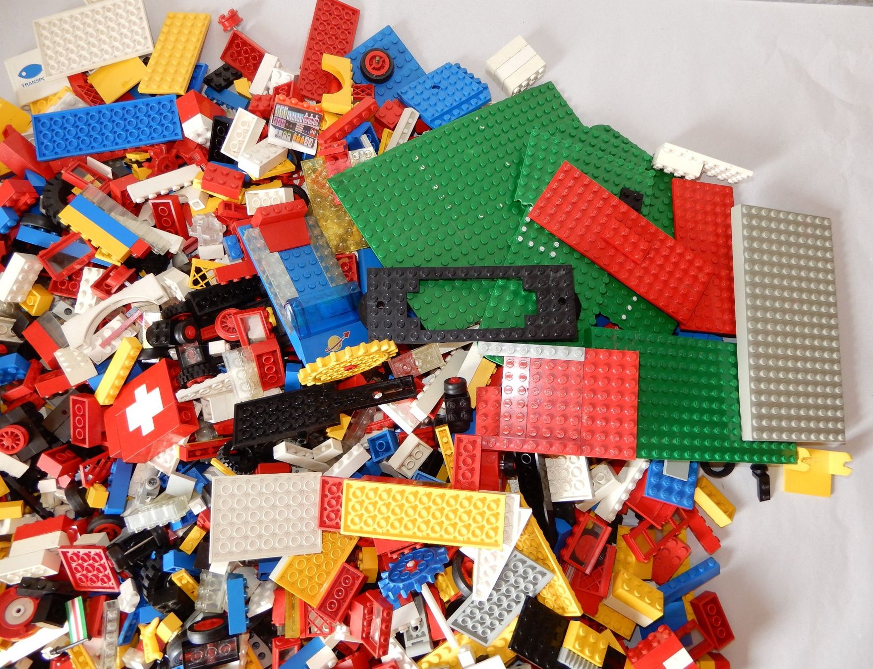 Lego Kit di costruzioni: 4 KILO LEGO Classic und diverse, Räder, Technic,Platten .... – Usato da Senèdes venduto da tintinette43 1