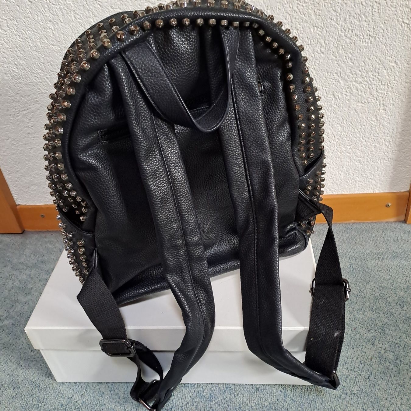 Zaini: Cooler Nieten Rucksack, Schwarz – Usato da Frauenfeld venduto da Andadaa 1