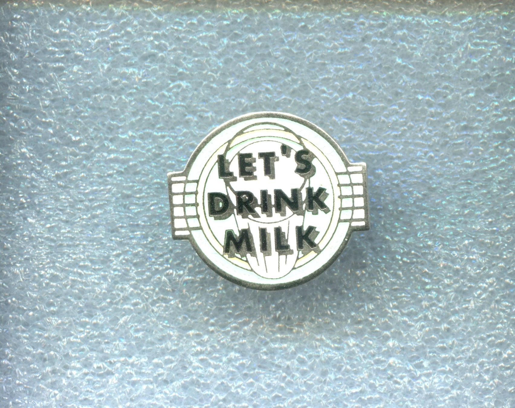 Placchette & Badge: LET'S DRINK MILK – Usato da Winterthur venduto da Sammleroase