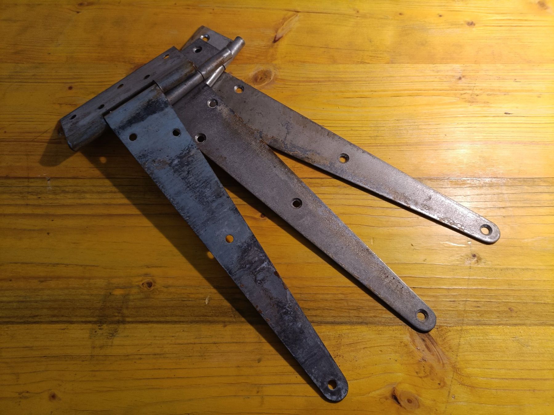 Ferramenta: 3xT-Bänder, Türbänder, Scheunentore, Vintage. – Usato da Hombrechtikon venduto da Unser_Hofer 1