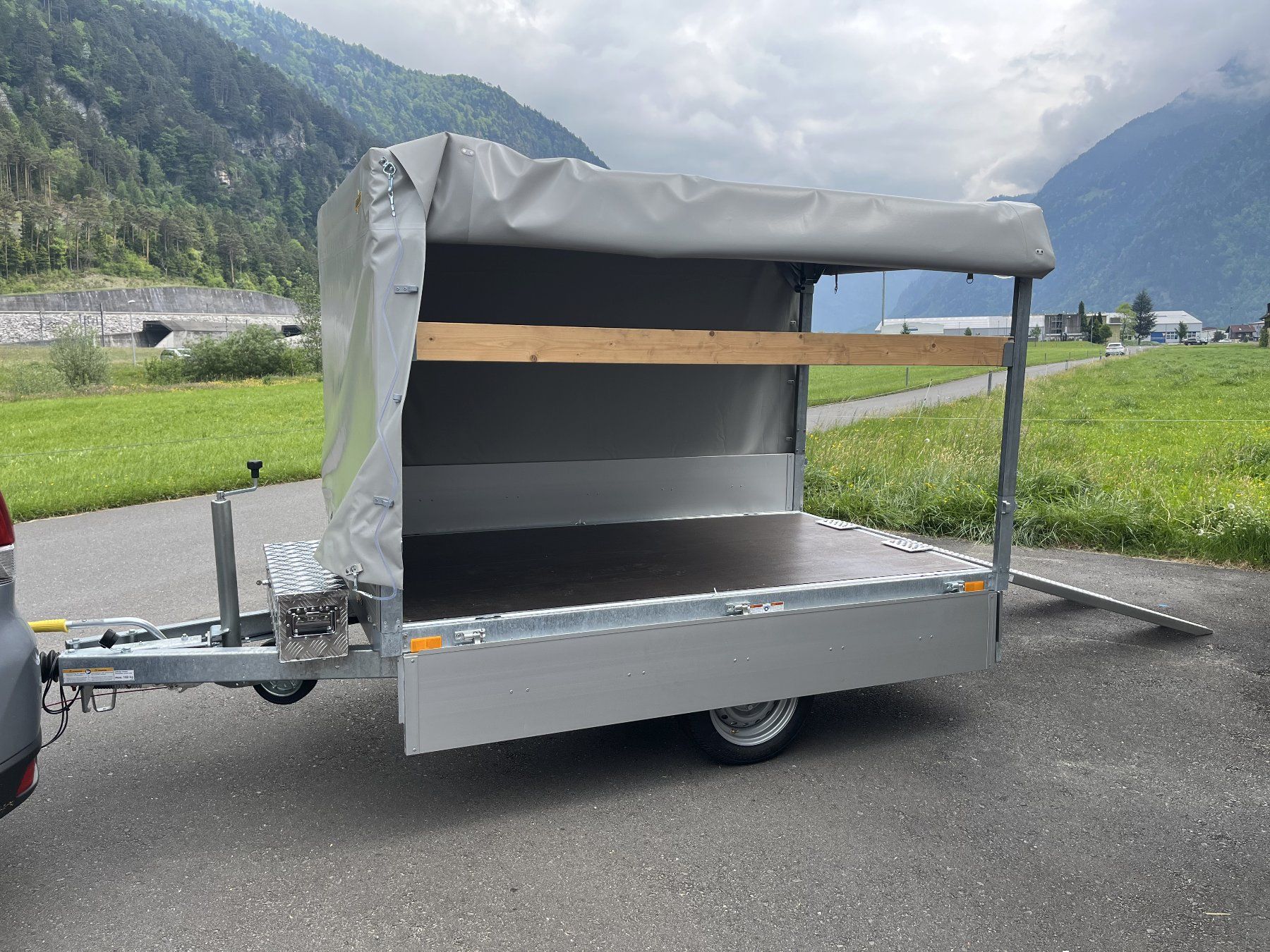 Humbaur Rimorchi: Anhänger mit oder ohne Verdeck 1300 Kg Mieten pro Tag – Usato da Erstfeld venduto da Flexi100. 4