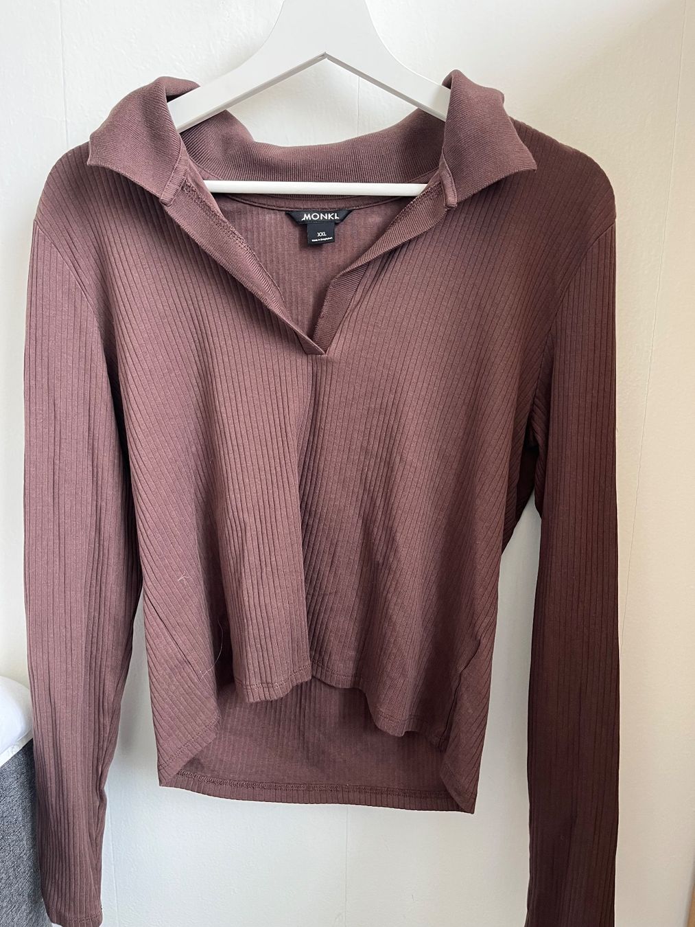 Monki Pullover & Sweatshirts: Langarmshirt mit Kragen – Gebraucht aus Gondiswil von kaj_26vz