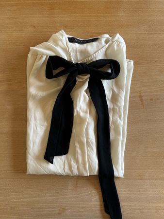 Chemisier classique blanc cassé avec nœud noir à nouer
