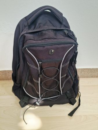 Outdoor Rucksack Schwarz mit div. Fächern und Regenschuchtz