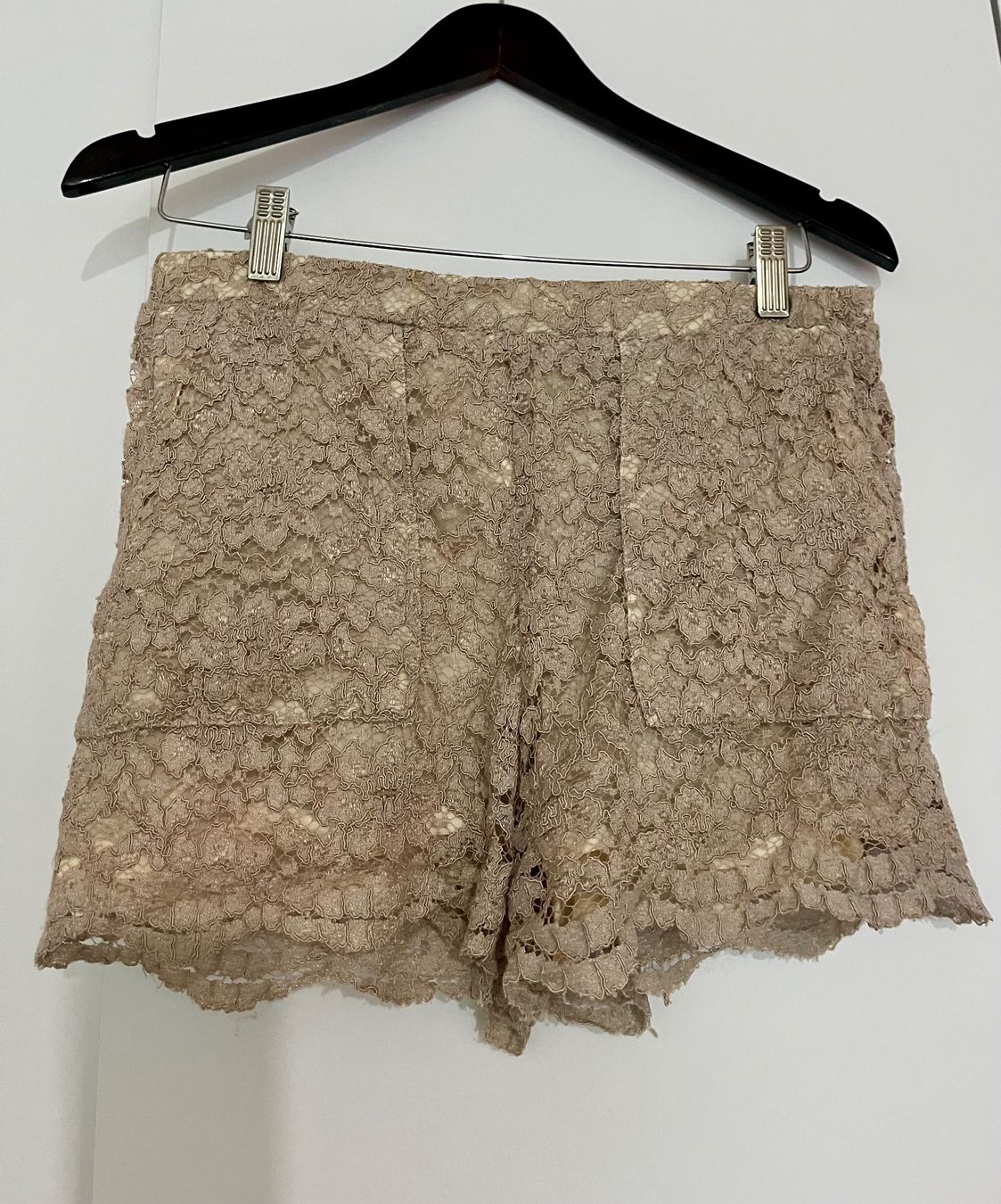 Maje Pantaloni: Joli Short Maje en dentelle – Usato da Genève venduto da Annilu