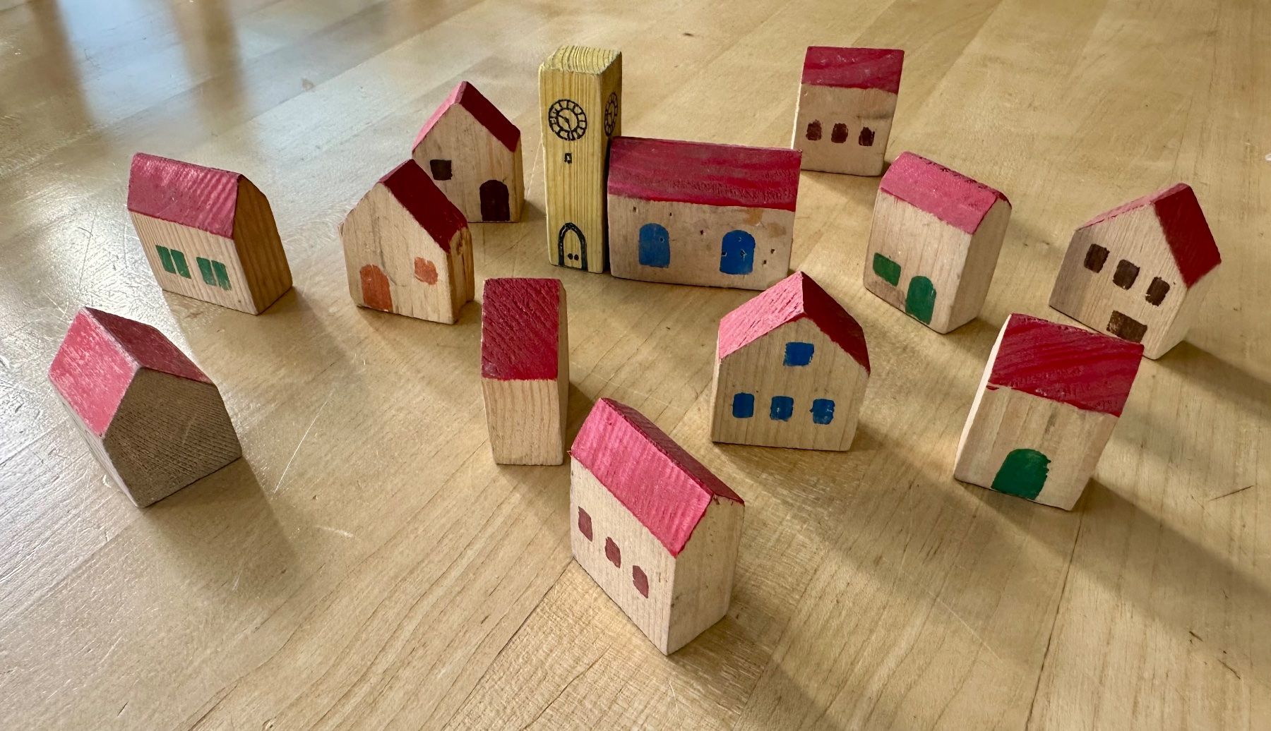 Spielzeuge: antikes Dorf aus Holz – Gebraucht aus Zürich von ruedigg