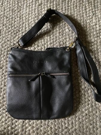 Sac bandoulière Longchamp en cuir noir - Parfait pour l’été!