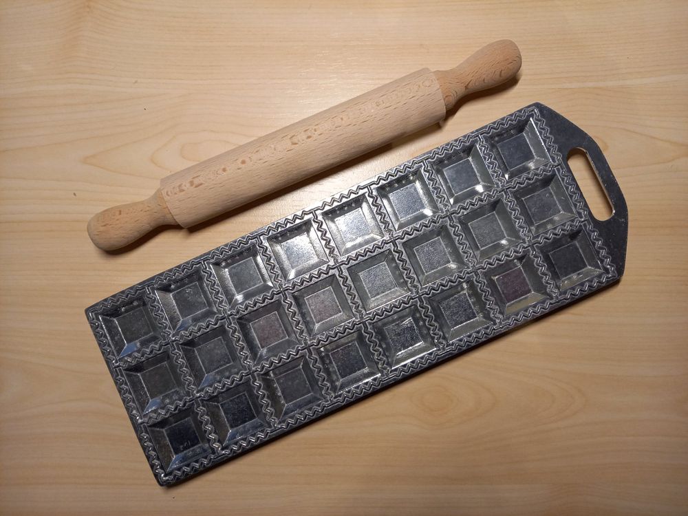 italienische Ravioli-Form, aus Aluminium mit Wallholz (Gebraucht) in ...
