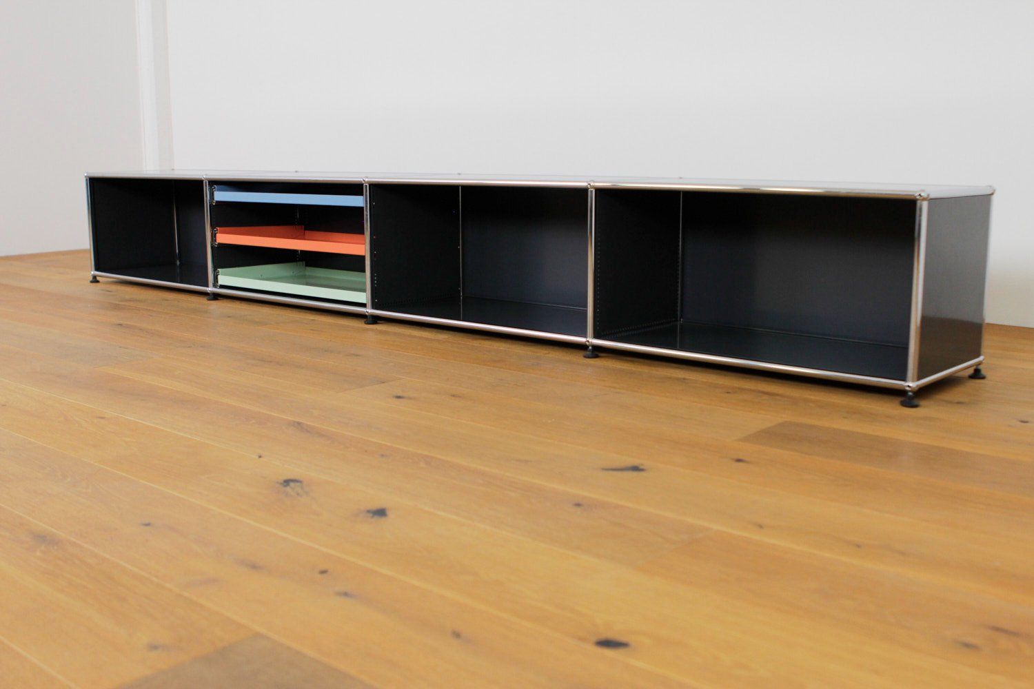 USM Mobili TV: USM Haller Lowboard Anthrazitgrau und Multicolor – Nuovo (secondo la descrizione) da Affoltern am Albis venduto da StudioStandard 1