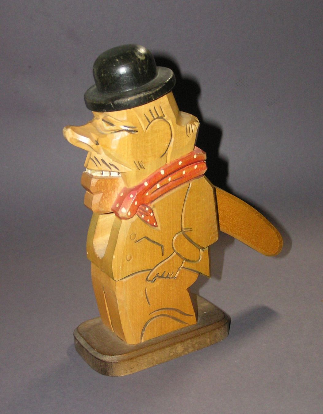 Statuette: SCHWEIZER HANDARBEIT NUSSKNACKER HOLZ FIGUR – Usato da Grenchen venduto da Antique-hunter